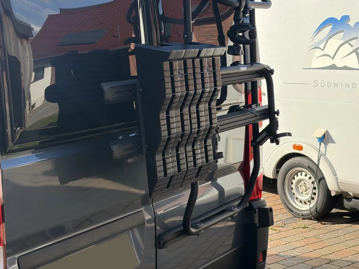 Thule Auffahrkeil Halter Halterung für Wohnmobil mit Thule Elite Van XT Heck-Fahrradträger - inkl. Auffahrkeile Thule