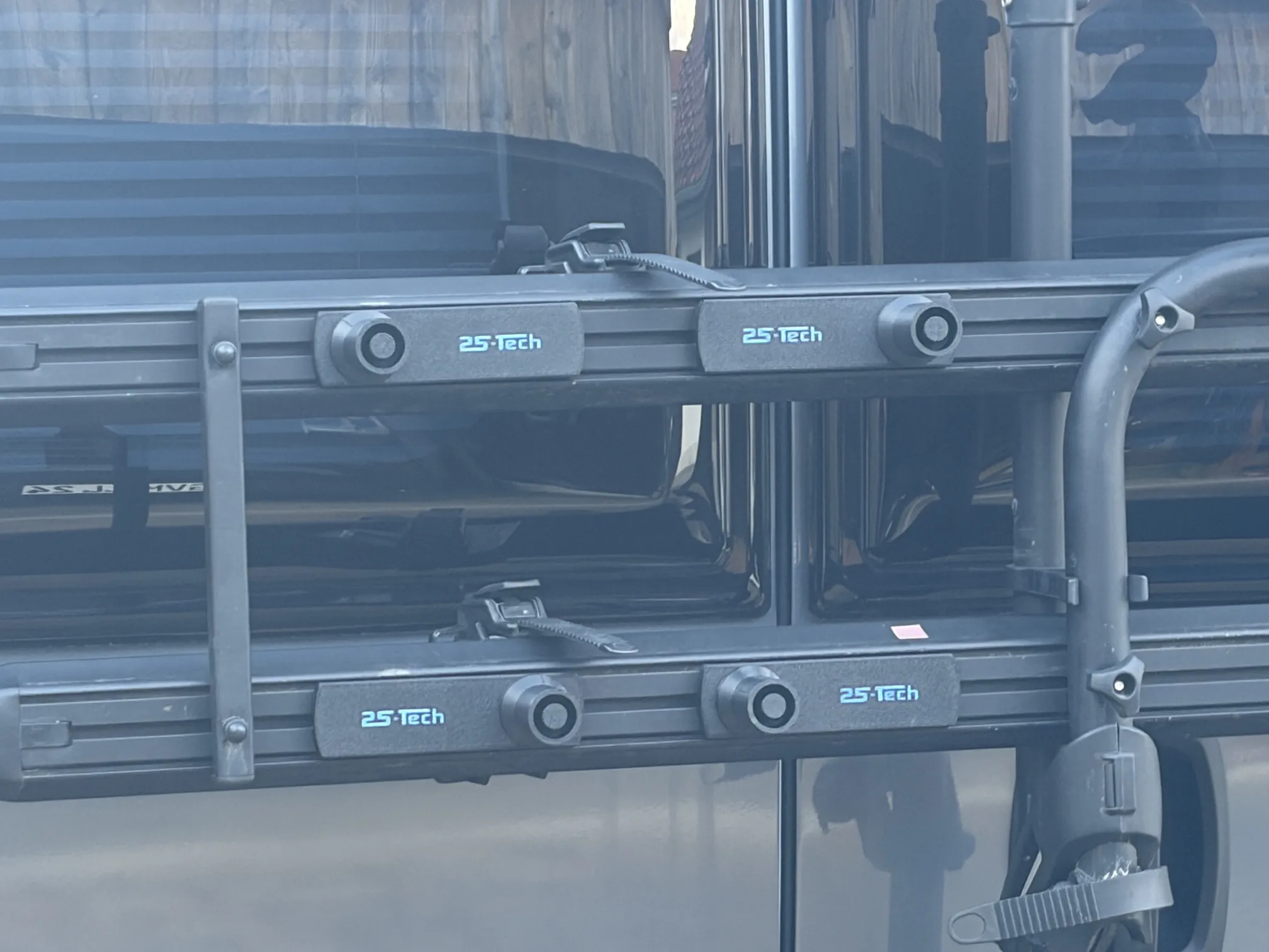 Thule Auffahrkeil Halter Halterung für Wohnmobil mit Thule Elite Van XT Heck-Fahrradträger - inkl. Auffahrkeile Thule