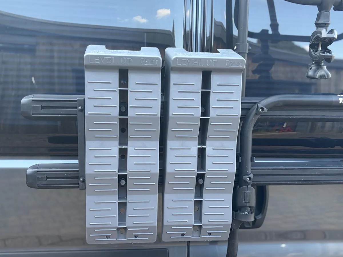 Fiamma Auffahrkeil Halter Halterung für Wohnmobil mit Thule Elite Van XT Heck-Fahrradträger - inkl. Auffahrkeile Fiamma