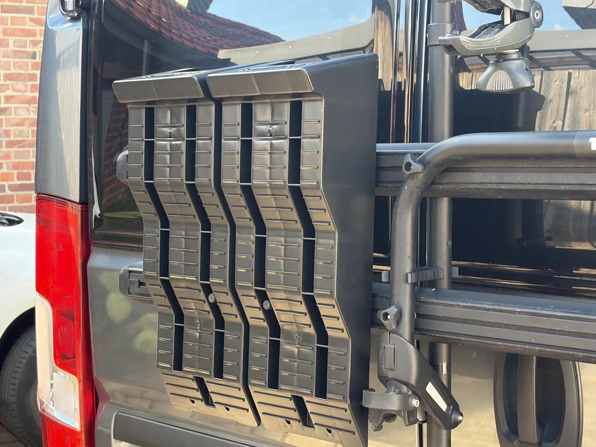 Thule Auffahrkeil Halter Halterung für Wohnmobil mit Thule Elite Van XT Heck-Fahrradträger - inkl. Auffahrkeile Thule
