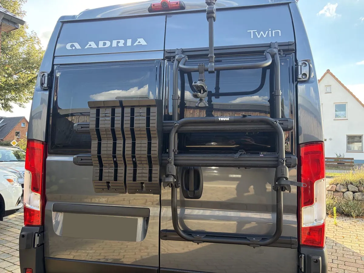 Thule Auffahrkeil Halter Halterung für Wohnmobil mit Thule Elite Van XT Heck-Fahrradträger - Auffahrkeile Thule