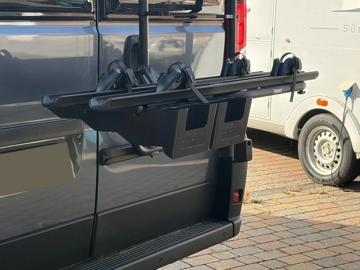 Thule Auffahrkeil Halter Halterung für Wohnmobil mit Thule Elite Van XT Heck-Fahrradträger - inkl. Auffahrkeile Thule