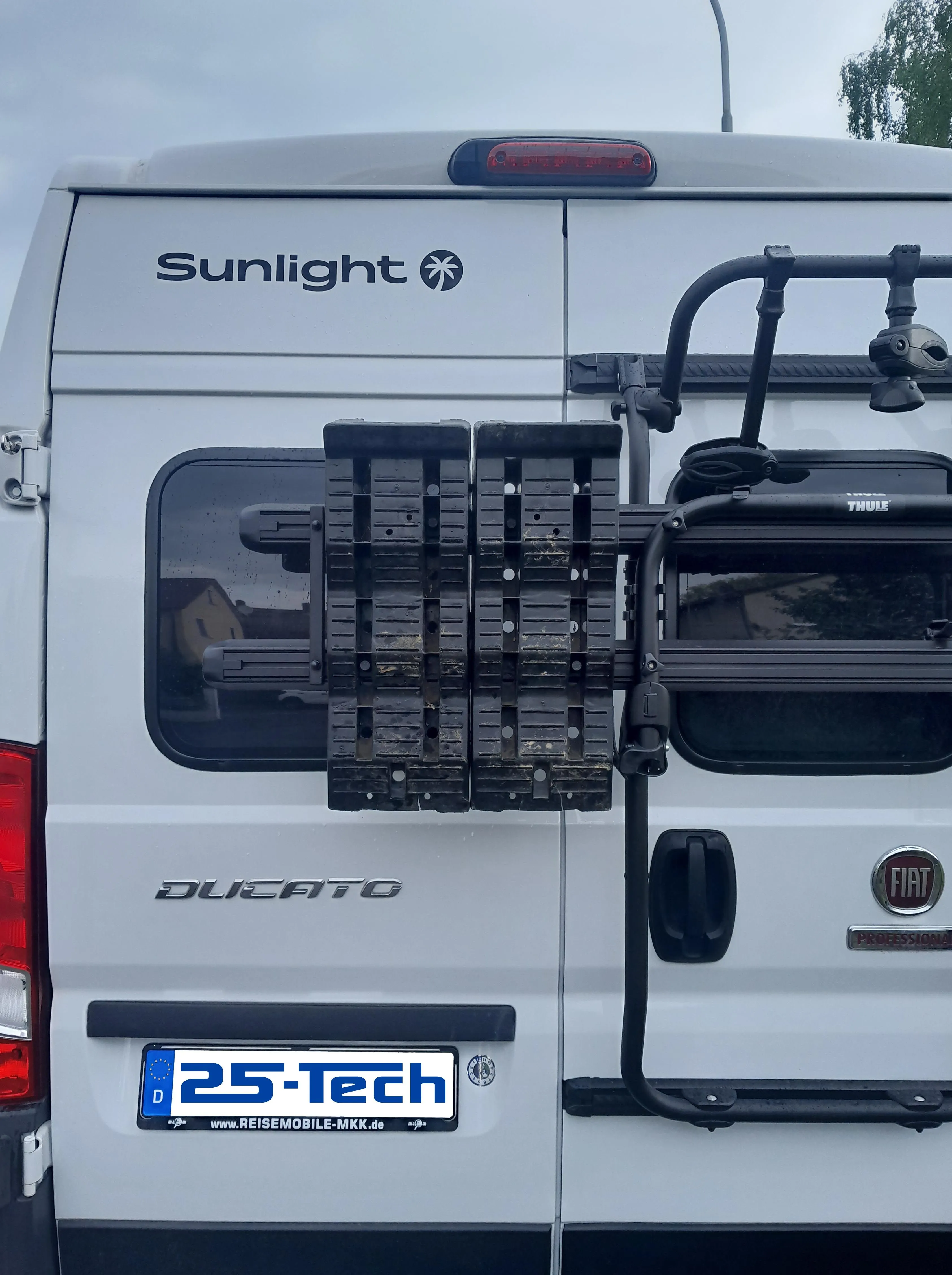 Thule Auffahrkeil Halter Halterung für Wohnmobil mit Thule Elite Van XT Heck-Fahrradträger - Auffahrkeile Thule